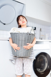 洗衣服的亚洲小女孩