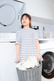 洗衣服的亚洲小女孩