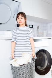 洗衣服的亚洲小女孩