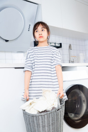 洗衣服的亚洲小女孩