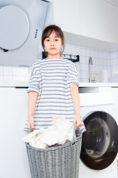 洗衣服的亚洲小女孩