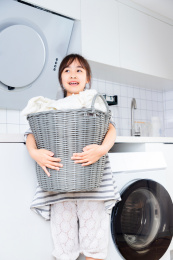 洗衣服的亚洲小女孩