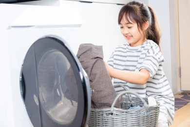 洗衣服的亚洲小女孩