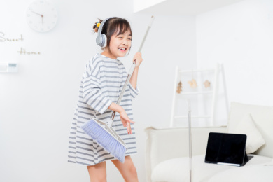 在家里扫地的亚洲小女孩