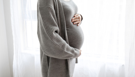 窗边站着一位年轻的孕妇虚焦