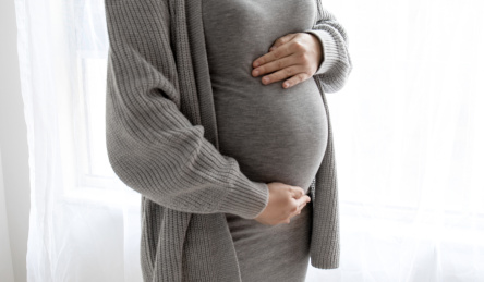 窗边站着一位年轻的孕妇虚焦