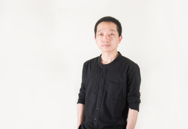  穿黑色上衣的亚洲男子