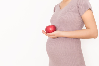 孕妇手拿着一只苹果