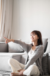一位年轻的女子在客厅休息