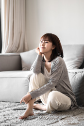 一位年轻的女子在客厅休息