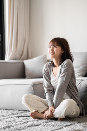 一位年轻的女子在客厅休息