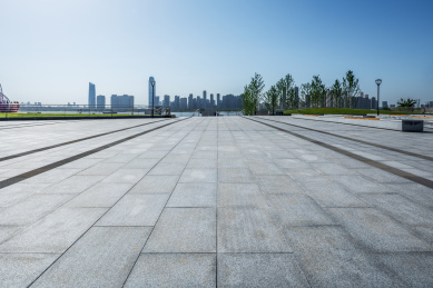 广场上的灰色大理石地板砖