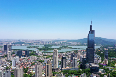 中国江苏南京的天际线 蓝天下的建筑群