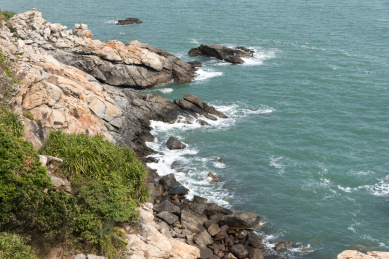 下川岛自然风光，蜿蜒的海岸线，嶙峋的山峦