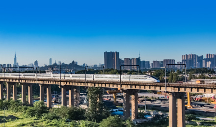 江苏省南京市长江外滩高铁动车桥梁建筑环境