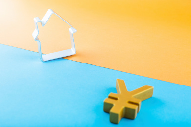 小房子和人民币符号，房地产概念图片。