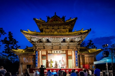 中国陕西韩城古戏台上的秦腔演出