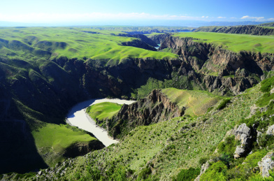 中国新疆伊犁喀拉峻草原的大峡谷