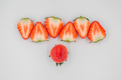 白色背景上的草莓