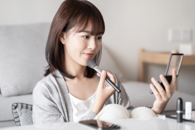 一位年轻的女生在客厅里