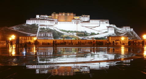 中国西藏拉萨市布达拉宫夜景