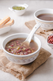 素麻桌布上的一碗红豆绿豆汤