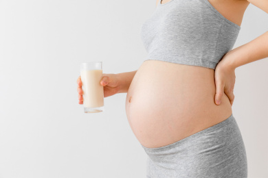 孕妇手里拿着一杯牛奶