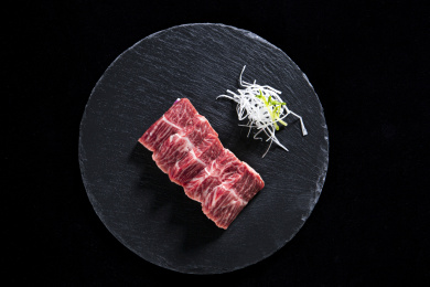 黑色盘子里整齐摆放的新鲜和牛肉