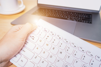 使用电脑打字办公概念