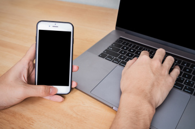 使用电脑打字办公概念