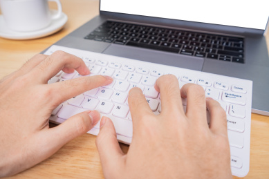 使用电脑打字办公概念