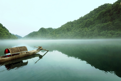 清晨大雾中湖面上的船          