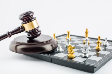 国际象棋棋盘和法槌，金融贸易策略博弈概念