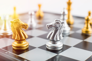 国际象棋棋子和棋盘，金融贸易策略博弈概念