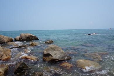 海边被浪花冲击的大石