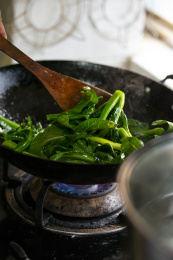 中国家庭厨房里的炒青菜，炒菜心