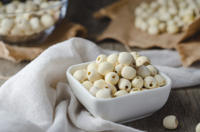 木纹桌上摆放的中药材莲子