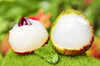 绿色背景上放着海南妃子笑和妃子笑果肉  