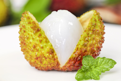 一颗剥开的海南妃子笑 