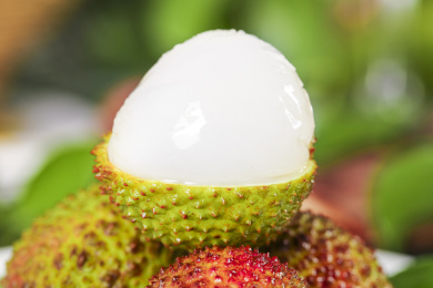  一堆新鲜妃子笑和妃子笑果肉    