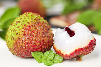 盘子里装着新鲜妃子笑和妃子笑果肉