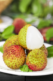 盘子里装着新鲜妃子笑和妃子笑果肉