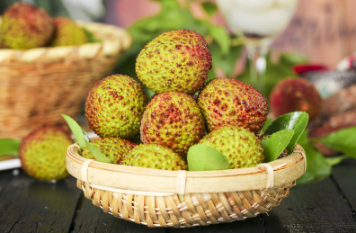 黑底上放着一篮妃子笑荔枝 