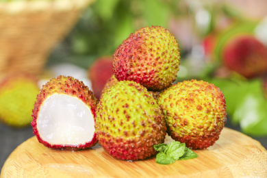 木底上放着新鲜的妃子笑和妃子笑果肉