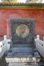北京故宫养心门前玉璧铜座屏