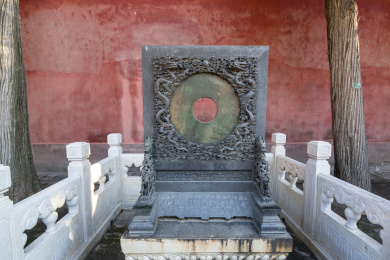 北京故宫养心门前玉璧铜座屏