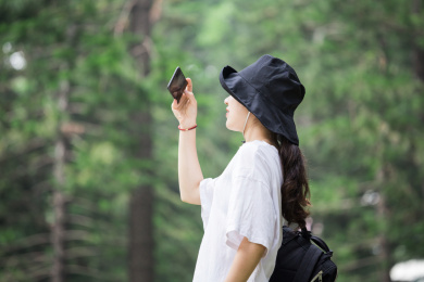 户外郊游的年轻女生