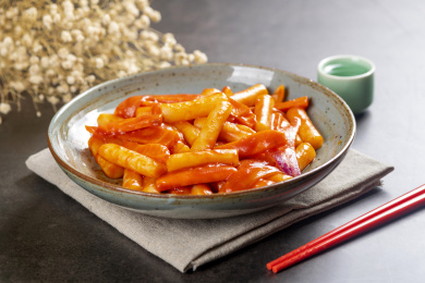 一盘韩式炒年糕特写