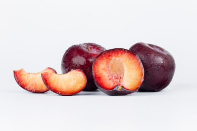 白底拍摄黑李子 李子