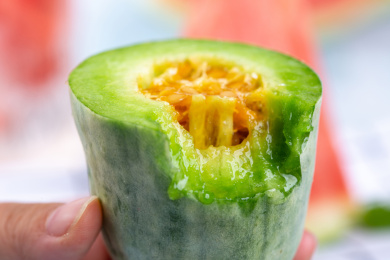 切半绿色的羊角蜜 羊角蜜